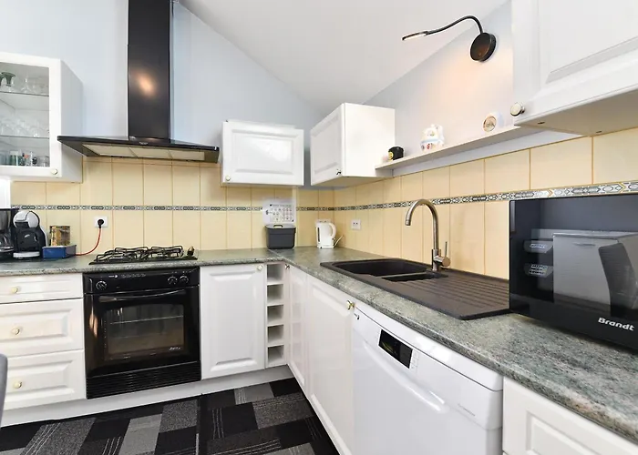 Convivial Avec Terrasse Abritée, 3 Chambres, Cuisine équipée, Espace Détente, Proche Autoroutes Et Pistes Cyclables. - Fr-1-744-6 Appartamento *