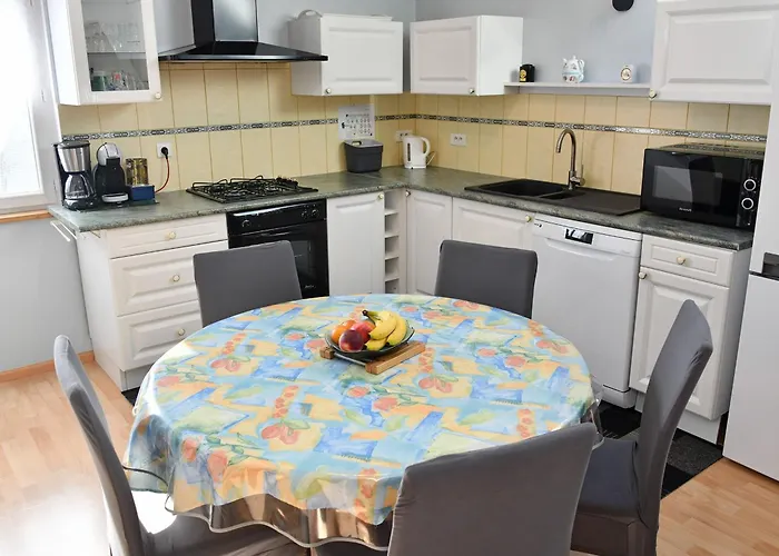 Convivial Avec Terrasse Abritée, 3 Chambres, Cuisine équipée, Espace Détente, Proche Autoroutes Et Pistes Cyclables. - Fr-1-744-6 *