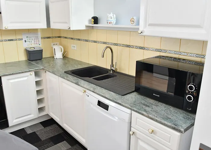 Convivial Avec Terrasse Abritée, 3 Chambres, Cuisine équipée, Espace Détente, Proche Autoroutes Et Pistes Cyclables. - Fr-1-744-6 *